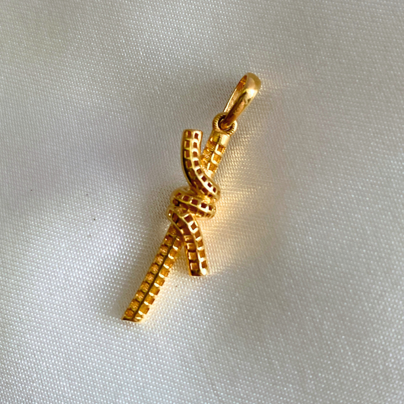 18K Gold Knot Pendant