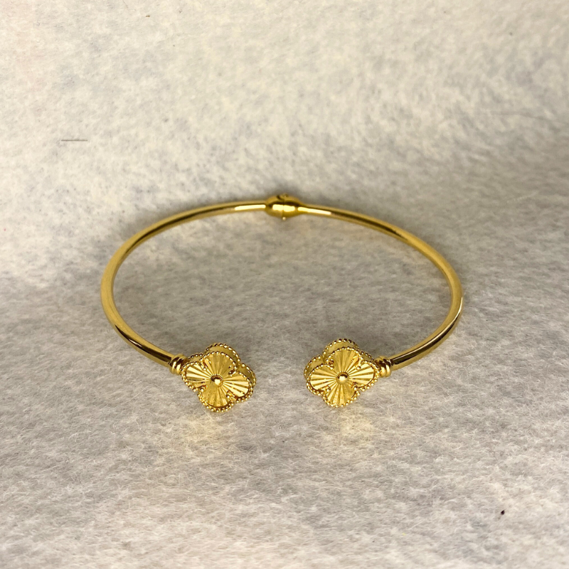 18K Gold Four-Leaf Clover Bangle