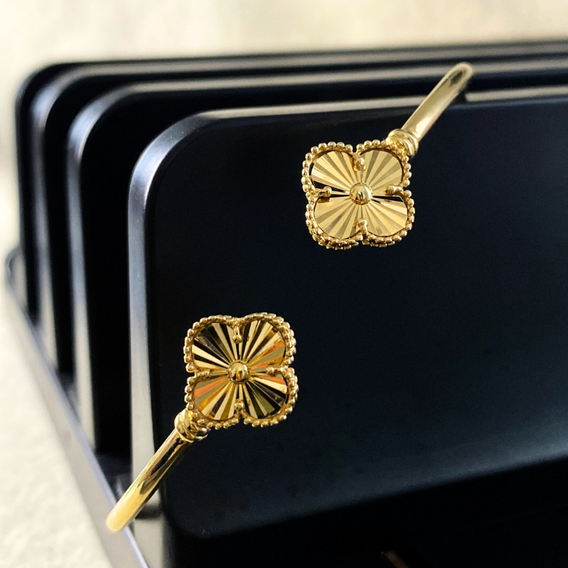 18K Gold Four-Leaf Clover Bangle